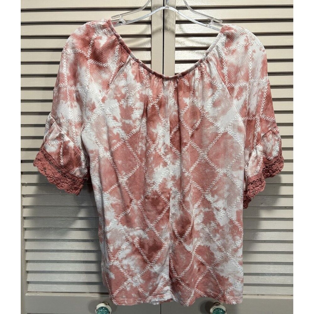 Maurices Mauve/White Tie Dye Short Sleeve Elastic Hem Scoop/Tie Neck Size 0 - Picture 5 of 7